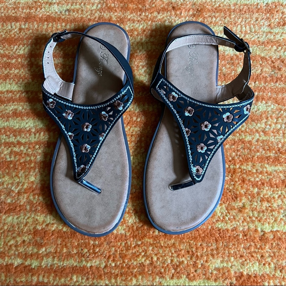 Womens sandals 🌸